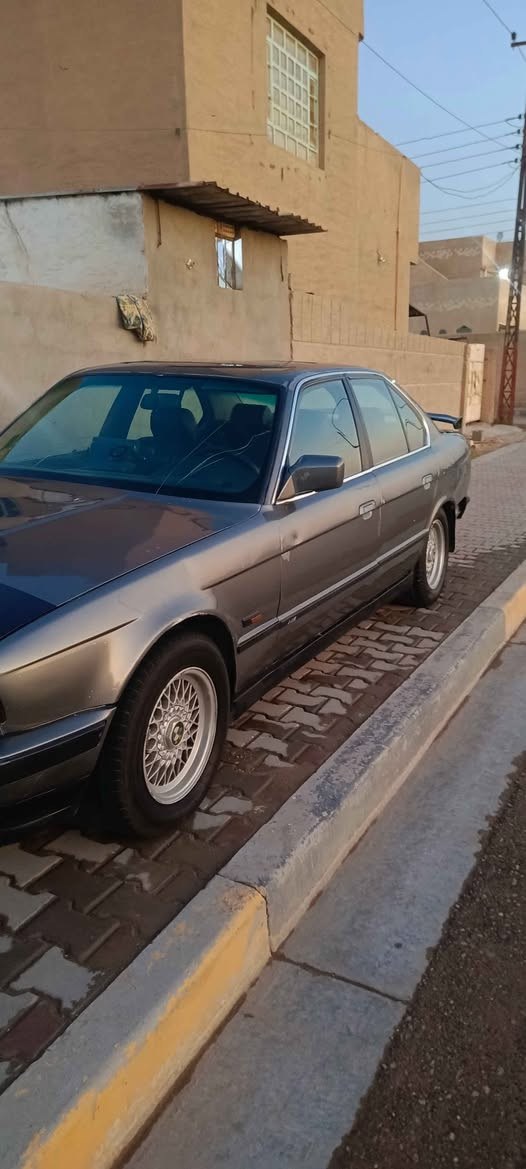 بي ام للبيع بغداد موديل 1989  السيارة بيها نواقص قليله السعر 35وبيها مجال للتواصل *********** بغداد, العراق
