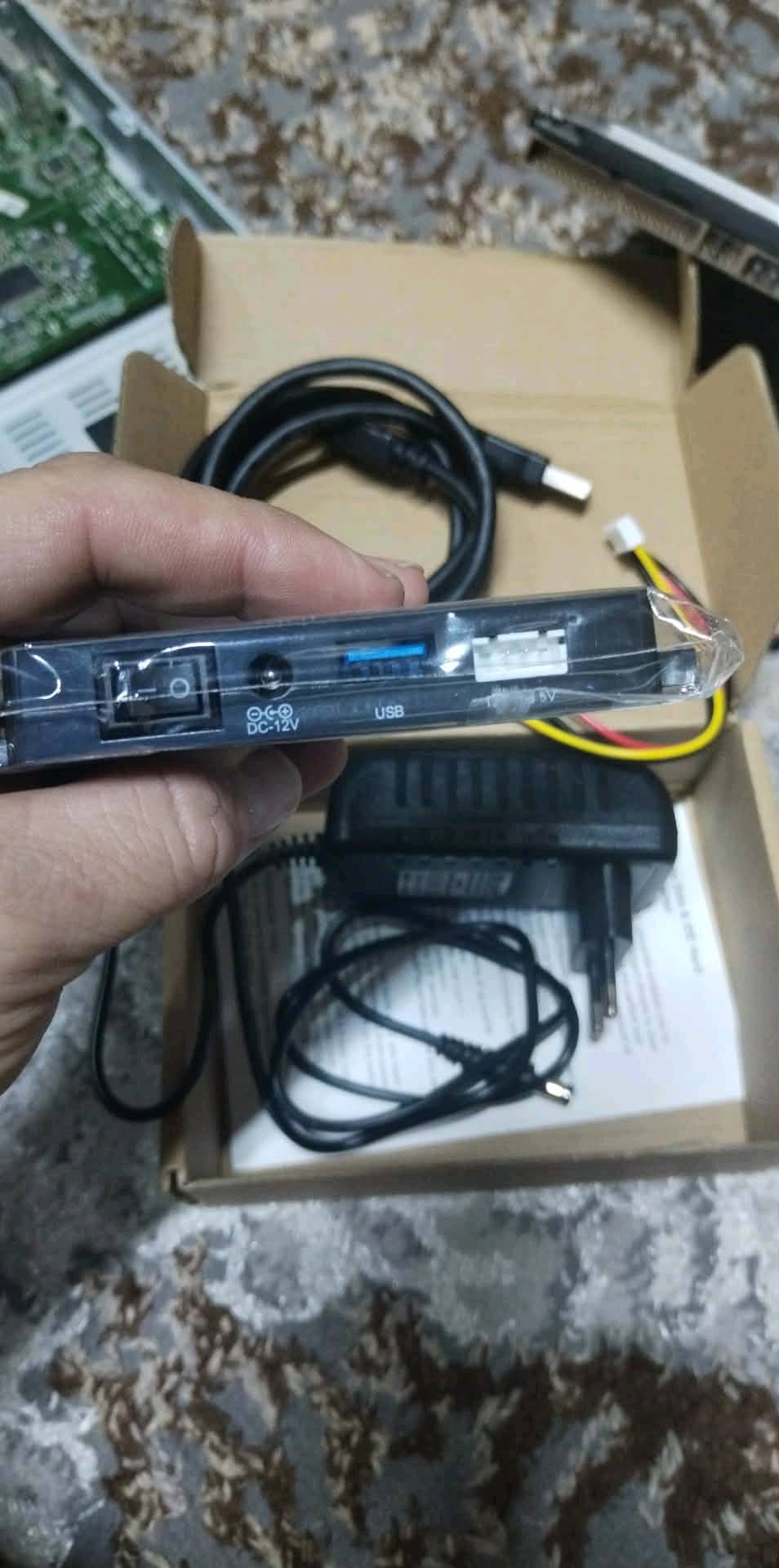 قارء هاردات يدعم تركيب 3 هاردات بنفس الوقت 
يقرأ هارد IDE 3.5 و HDD 2.5 
السعر 20 الف والتوصيل مجاني