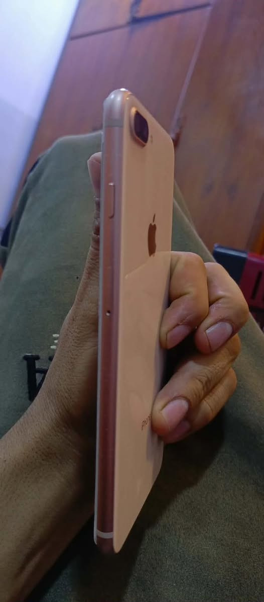 السلام عليكم ايفون ٨ لون فضي شرط نضافه ٩٩ بل ١٠٠ البطاريه ٨٩ السعر ٢٠٠ قفل شرط كلشي مامبدل اي شي جهاز حيل حلو رقمي *********** اليحب يجي خاص
