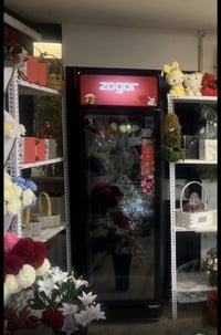 …متوفر عارضة (ثلاجة)لحفظ الورد وتصلح لحفظ المشروبات الغازية والعصائر و...