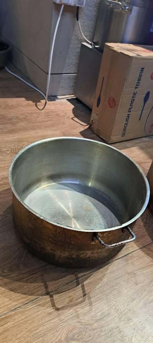 جدرين ستل ستيل ثقيل اصلي واحد كبير وثاني وسط للتمن والتشاريب
السعر 200 الف للتواصل ***********
