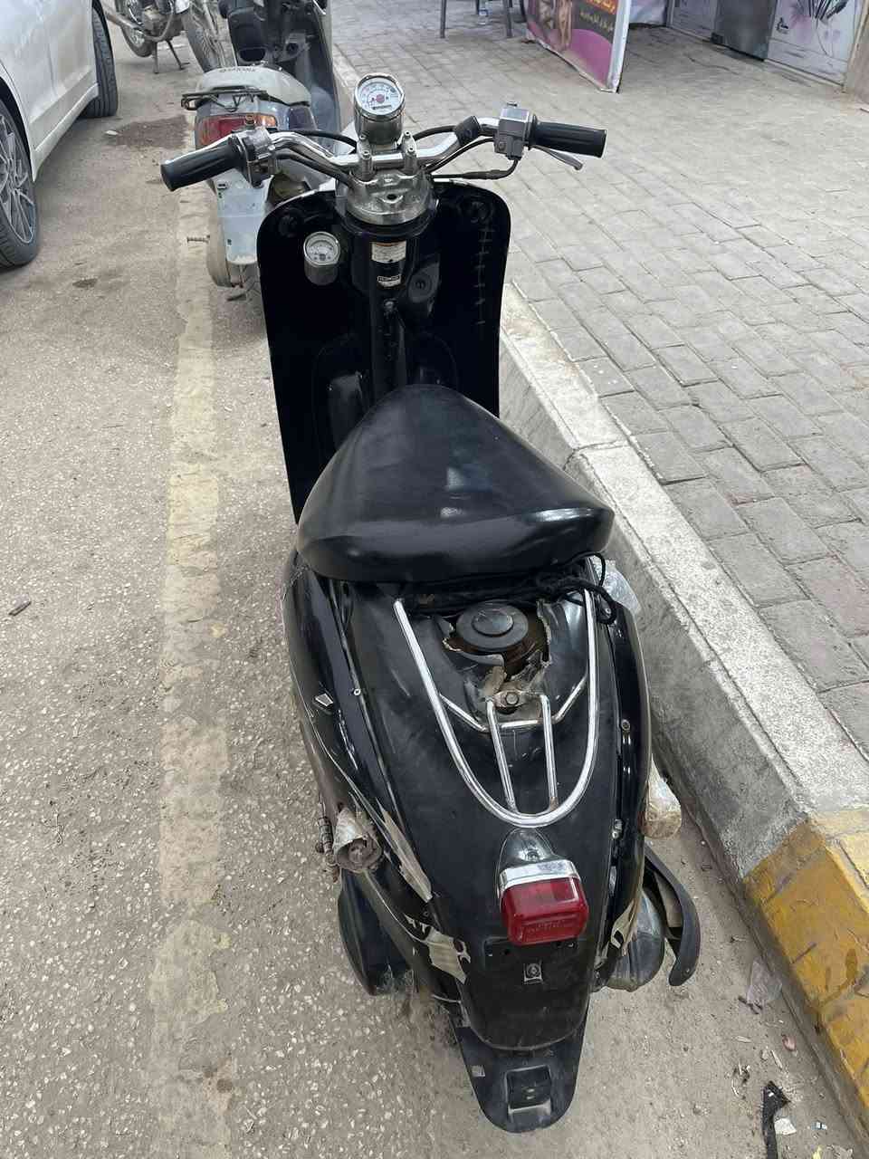 السلام عليكم للبيع  دراجه كلاسك عبد الحليم مجفتة تجفيت جديد مستخدمة السعر 150 مع المجال العنوان طويريج شارع البلدية ***********
