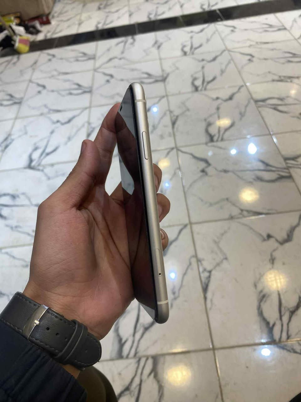 سلام عليكم 
ايفون 11عادي ذاكره 128 بطاريه 94 معلايه جهاز بلادي ماعده بطاريه معلايه شحن اتصال تكنيك مكفولات نضافه 100 ‎%‎ سعر 275 وبي مجال مكاني التاجي 
☎️***********
