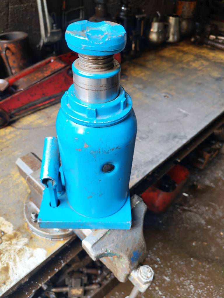 جك يدوي  ميكه اسباني اصلي من 20 طن الى 30 طن مع ضمان  صيانه الجك جديد وضع شركه  العنوان باب الشيخ خلف كراج النهضه *********** بغداد, العراق
