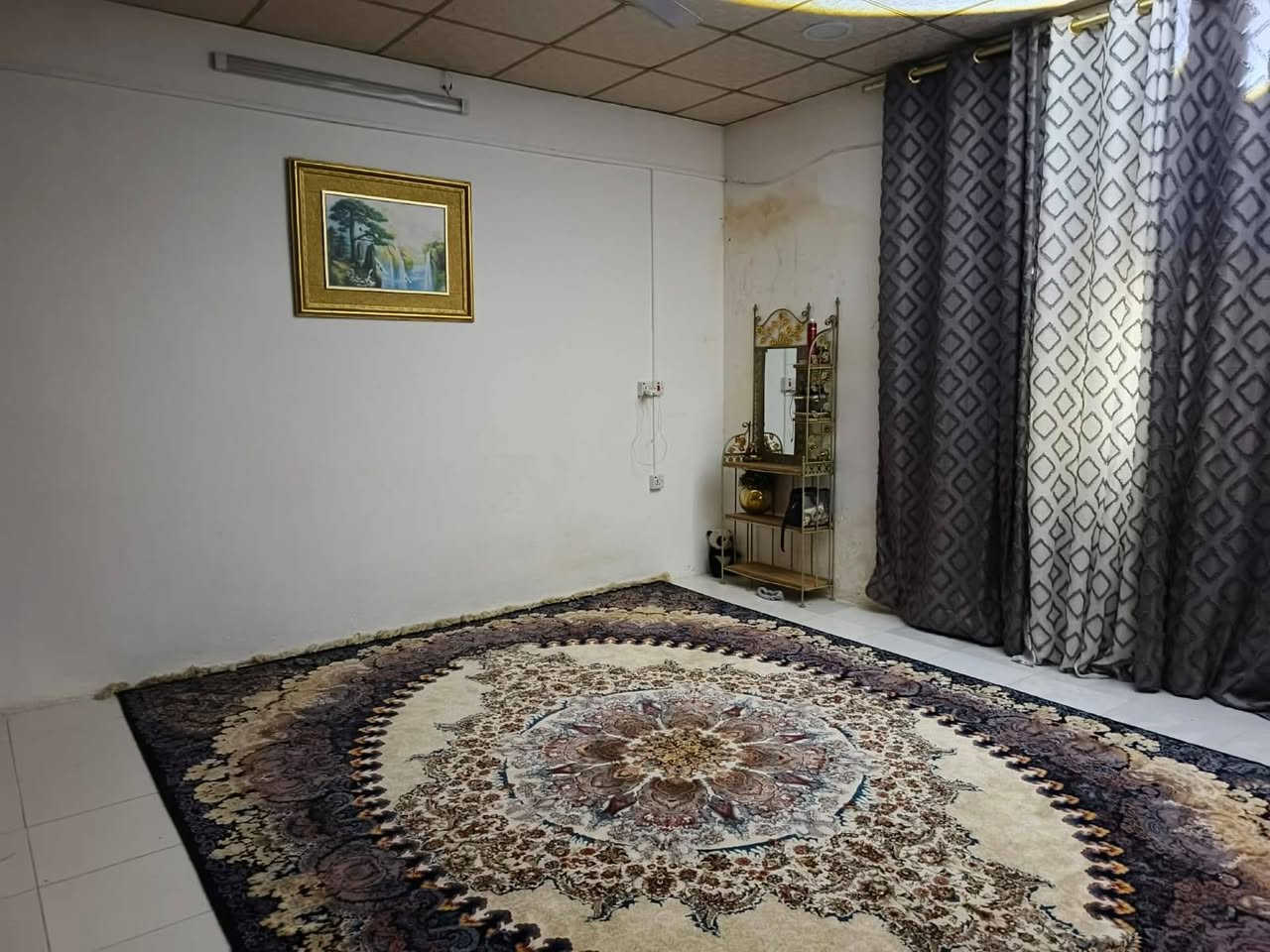 بيت للبيع قاميشلان نوع العقار(زراعي)  طريق المنذريه شارع العسكري مساحه1250متر مربع البيت واجهتين بناء مرتب طابق واحد نوع العقار(زراعي)  بيت فول سيراميك سقف ثانوي عدد غرف نوم1
استقبال مطبخ هول مفتوح اوبن طرمه جبيره باب واجهتين  بي انارة خارج البيت داخل البيت ماء خط واحد مينكطع مال منذريه كهرباء خطين 2 كاع كبير ضمن البيت مزروع نخيل حديقتين امام خلف البيت  السعر 40مليون وبي مجال رقم الهاتف***********
