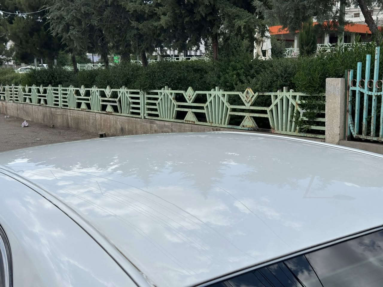 شاهانە بڕاوە ٢٠٠٧
ساج مەلەکی 
٣ دووگمە پەردە 
مەکینە بچوک گێڕ گەورە ١٨٠
چوار تایە و ویل سفر 
هەموو گیانی جوانە لۆکە 
بێ کۆدە کۆدی نییە 

***********
