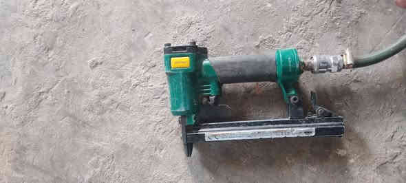 السلام عليكم للبيع 
كنبريسر مولد شغال من كل النواحي 50لتر 
مسدس انجيكو الصلي يضرب جميع البسامير 
مسدس كابسه يضرب جميع الكبس 
منشار تشريح جديد ماخذه مامشرح بي هواي 
وتركتهن 
عنواني مقابل قريت الغدير شارع المطحنه قرب التكتيكية 
***********
***********
