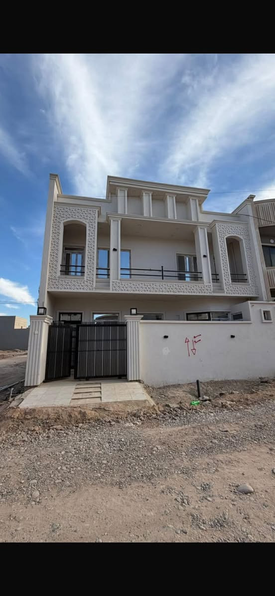 السلام عليكم

دار للبيع في الديوم التوحيد 

المساحه ١٠٠ متر مربع 10x10 ركن 

يتكون من : 4 غرف نوم +صالة +اسقبال + مطبخ 
سعره ٩٠ 
للاستفسار اكثر مراجعة مكتب ديوان العربي  تواصل على هل رقم ‭٠٧٧٢ ٥٧٦ ١٠٩٩‬
