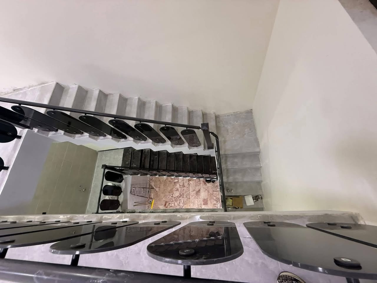 بيت للبيع مساحه 84متر واجه 4نزال21 يحتوي 3غرف نوم خدمات عدد 2 مطبخ حار بارد ديكورات
كراج بيتونه كبيرة سطحين أمام البيت تشجير
الشعب ضباط الكويتي بضهر حلويات جاتو باريس 
البيت يحتوي على بيانو درج
ابواب قاصه شبابيك المنيوم بيت نضام بروفايل 
شبابيك دبل جام أبواب صاج درجه اولى بيت مدخلين اضلاع مستقله
*********** السعر 240وبي مجال
