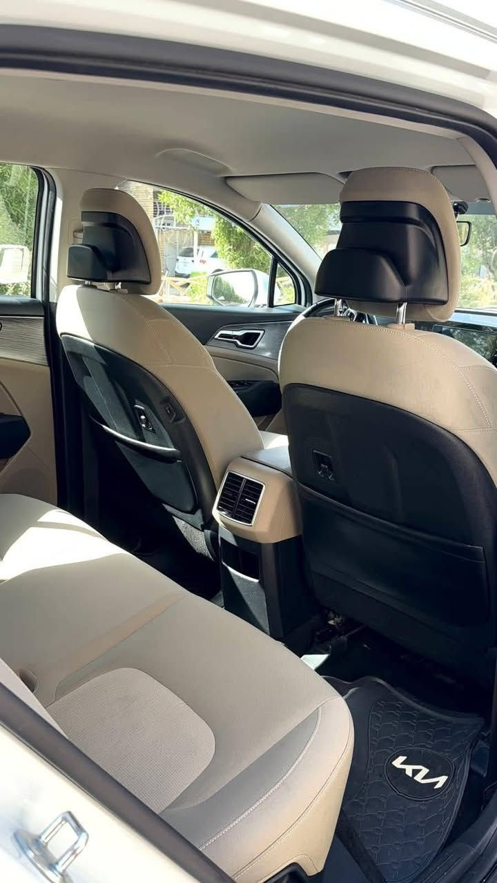 من رخصة الادمن سبورتج موديل 2024
للبيع 🚗✨
كيا سبورتاج (KIA Sportage) بحالة ممتازة
🔹 الموديل: كيا سبورتاج 2024 
🔹 اللون: أبيض
🔹 ماشية : 45,000 كم فقط
🔹 السيارة نظيفة جداً ومستخدمة بشكل شخصي
🔹 فحص كامل وجاهزة للاستخدام
🔹 داخلية مرتبة وخالية من المشاكل
🔹 قيادة مريحة واقتصادية
🔹 جميع الأنظمة تعمل بشكل ممتاز
📌 المواصفات
كيا سبورتاج 2024 خليجي 🚗✨
المحرك: 2.5 لتر 4 سلندر
القوة: حوالي 187 حصان

عدد المقاعد: 5 ركاب
اللون: أبيض 
 ✅ شاشة وسطية كبيرة
✅ كاميرا خلفية
✅ حساسات أمامية وخلفية 
✅ تشغيل زر وبصمة 
✅ تحكم بالمقود
✅ مثبت سرعة
✅ تكييف أوتوماتيك
✅ أنظمة أمان ومساعدة للسائق حسب ا
السعر 215 المكان واسط - الكوت الاتصال او المراسلة عالواتساب
 ***********
