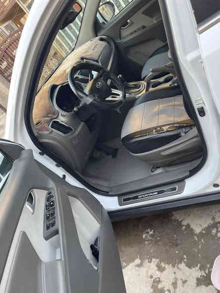 سلام عليكم ورحمة الله وبركاته
كيا سبورتج 2014 خليجي
رقم بغداد انكليزي
بنوراما
تحكمات ستيرن اربع جهات
محرك ٢٠٠٠ دوش
شاشه وسماعات اصليه بوز
مري شفط
كير محرك مكفولات من كلشي
بيه معجون اباب عكس السايق الباب مصبوغه
وبارد بالجنطه حسب ما موضح بالتأشير 
اطارات جديدة 
تبريد قطعة وحدة 
عنوان بغداد الزعفرانيه
السعر155
رقم الهاتف ***********
