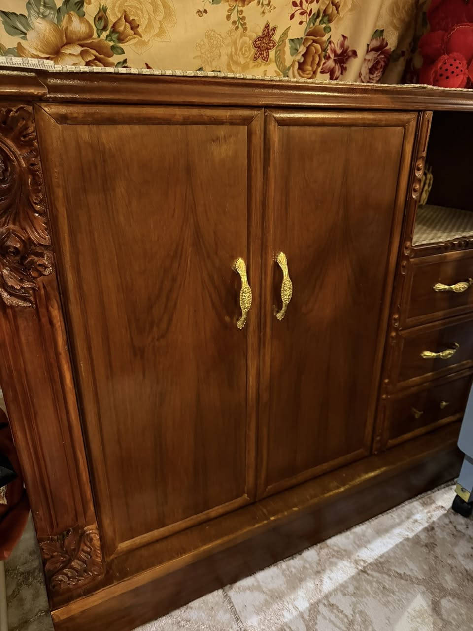 للبيع غرفه نوم حطاطه شغل درجه اولى ونضافه ١٠٠٪؜صبغ جديد شرط تجي وتشوفه بعينك إذا مونضيفه لتاخذه لغرفه ستعمال قليل حيل جديد 
مكان الغرفه حديثه الحي العسكري 
***********
