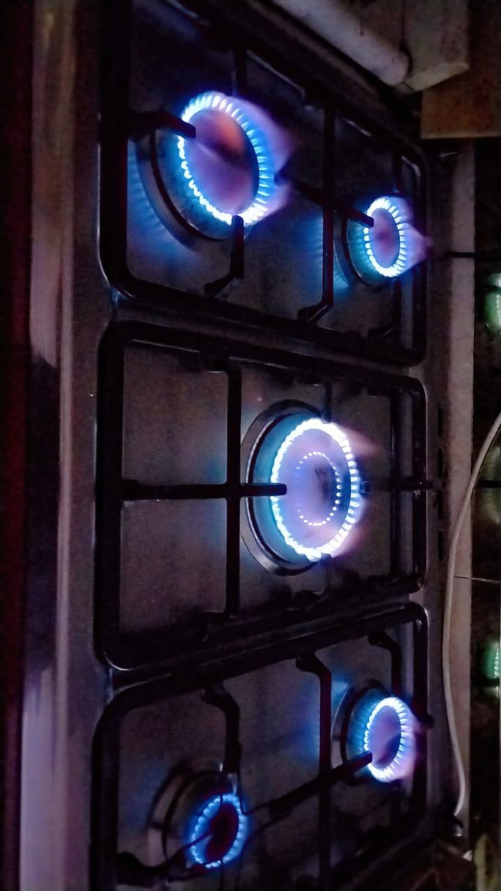 كاونتر المنيوم قياس الكلي 5 أمتار السنك 2متر والقطعه الثانيه 2متر ونص معا الملحق وقطعه اظافيه سله منظفات وسله اماعين قياسه 60 معا ساحبه وطباخ 5مشاعل وفرن شغال تواصل على رقم ماعندي خاص المكان حي العامل بغداد سعر ٧٥٠ وبي مجال شراي ***********
