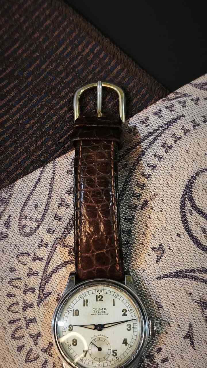 من شركة OLMA العَتيقة..
نضع بين أيديكم هذه التحفة الفنّية الVintage..

– من الزمن الجميل، ربّما ستّينات أو خمسينات القرن الماضي

– حركة ميكانيكية يدويّة (نصب، تكويك)
–مينا مميّزة، waterproof, shockproof
–سير جلد ممتاز (قد يكون مستبدل)

اختيارُ هذه الساعة ليسَ لمتابعةِ الوقت،
بل لتقديرِ ما يمثّله.

يمكنكم طلبها الآن، 
تواصلوا معنا على الخاص
أو على الرقم: ***********
(الواتساب مثبّت في الصفحة)
أو على التليجرام:  @drwatchee
