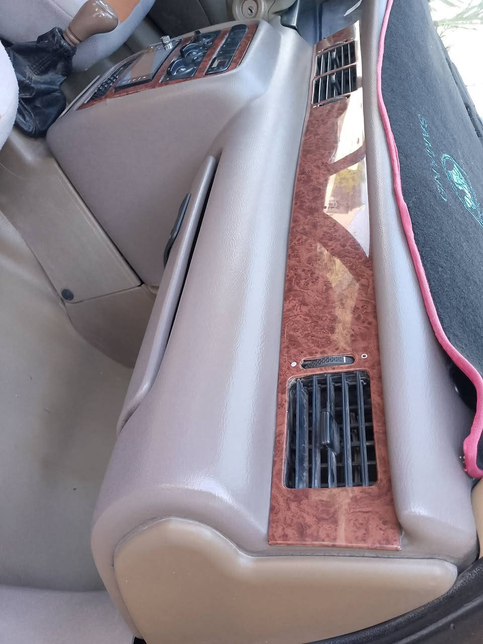 سلام عليكم 
سمند 2013 رقم بغداد سنويه ما صاقطه مصفره هيه وغرامات بيه بنيد مبدل وطخه وره خفيفه كلش دوسه علا وضع الشركه ما معمرات سياره خير من الله ربع ما ذب عليه   مكينه وكير كفاله سياره ناعمه وخير من الله تدفه وتبريد كهربايات علا وضع الشركه مكانه واسط سعره 39بيه مجال قليل ***********
