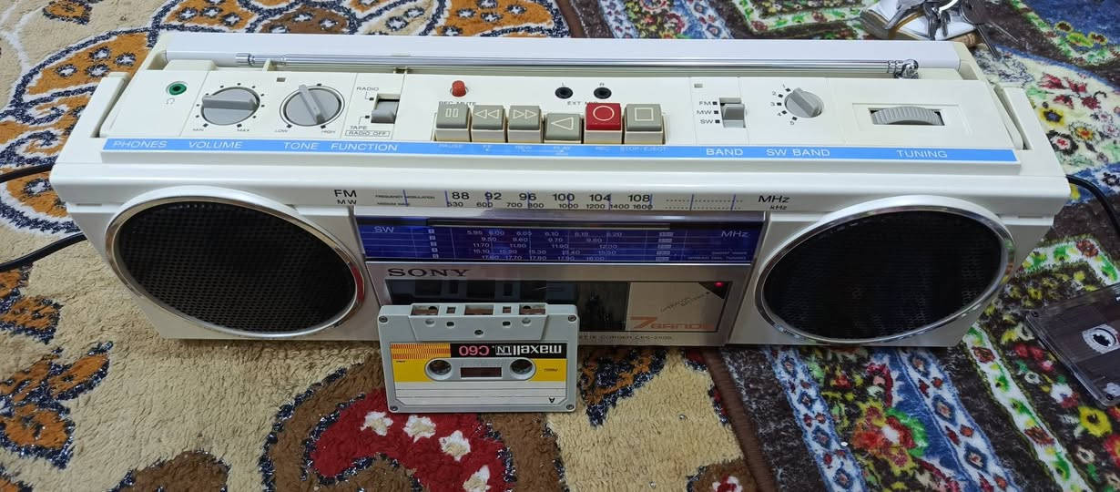 السلام عليكم جهاز راديو مسجل سوني ياباني اصلي شغال بالكامل نظافه 100% ما ناقصه اي شيء استفسار على الخاص ***********
