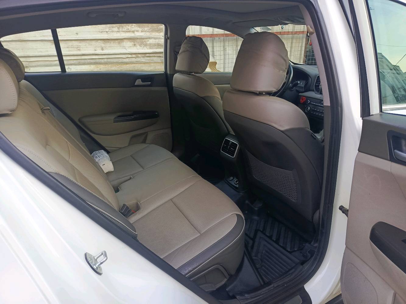 السلام عليكم
سبورتج 2018 خليجي
محرك GDI 2.4 AWD
فول مواصفات
مواصفات الجيتي لاين  بس بدون صندوك الكهرباء والتبريد بلكشنات
  غرفتها نضيفه بلادي جانت مغلفه من اول يوم كشنات سبورت حضن لونين جلد مخرم
حداديتها جديده تايراتها نص عمر بطاريه جديده
دسكات دبل لنك جديده يعني السياره مناقصها شي حتى حمام متحتاج
دهن كير جديد تم تبديله على ضوء الكتلوك بعد ماعبرت ال 120 الف كيلو
بلاديه على وضع الشركه لا مبدل بيها شي ولا عاطل  بيها  شي ولا مبرمجه 
السياره اخذتها زيرو بسنتها وعلى ايدي ومكفوله من كلشي الا من رصعات على الجانب الايسر تتصلح بارد او بي دي ار اني ممشتغلها مخليها على وضعها
ماشيه 127 الف كيلو

   متواجد بغداد بحي الجهاد وحي الحسين والسيديه
رقمي *********** ومتوفر واتس اب
السياره عارضها 185  وبيها مجال ان شاء الله
