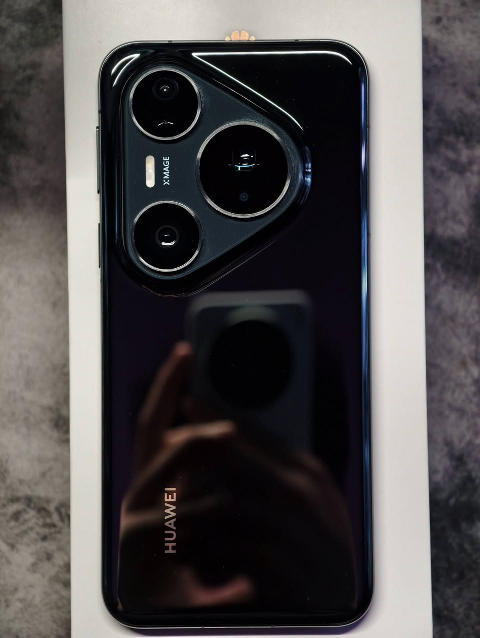 Huawei Pura 80 Pro (النسخة العالمية) 
 جديد مع كفر اصلي هدية​
الجهاز اخو الجديد (100% نظافة) واستخدام أقل من شهر فقط
​الذاكرة: 512 جيجابايت
​الرام: 12 جيجابايت
​البطارية: 100%
​الملحقات: الكارتونة كاملة مع كافة ملحقاتها الأصلية (الشاحن الـ 100 واط والكيبل).
​مميزات الجهاز:
​أقوى كاميرا من هواوي حالياً (مستشعر 1 إنش).
​شاشة OLED بتردد 120Hz وسطوع عالي جداً.
​يدعم الشحن السريع جداً (سلكي 100W ولاسلكي 80W).
​الجهاز نظيف جداً وما مفتوح ولا داخل تصليح نهائياً. مشتري من شركة هواوي الرسمية بالعراق اربيل
اخذت الجهاز من شركة هواوي بمليون و ١٥٠ الف ابيعه
باقل من هذا السعر مع كفر اصلي هدية

​المكان: بغداد حي الجهاد

للتواصل: ***********
