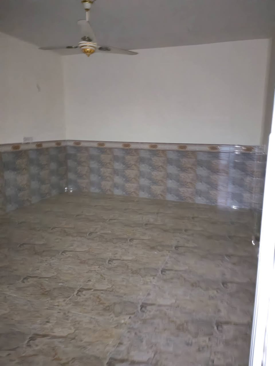 مشتمل لليجار غرفه + مطبخ حولي زاد ملحقات وطرمه صغيره الاستفسار الاتصال***********
