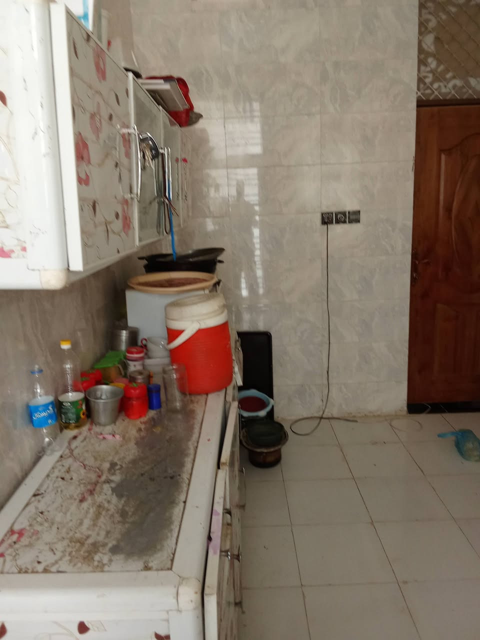 السلام عليكم بيت ١٥٠ متر واجه ٧ونص نزال ٢٠ بناء حديث ابو خستاوي شارع سيد علي متكون غرفه نوم استقبال هول مطبخ كراج سياره حديقه كامل البيت
الاستفسار على هذ الرقم*********** الشارع عرضه ١٠متر
