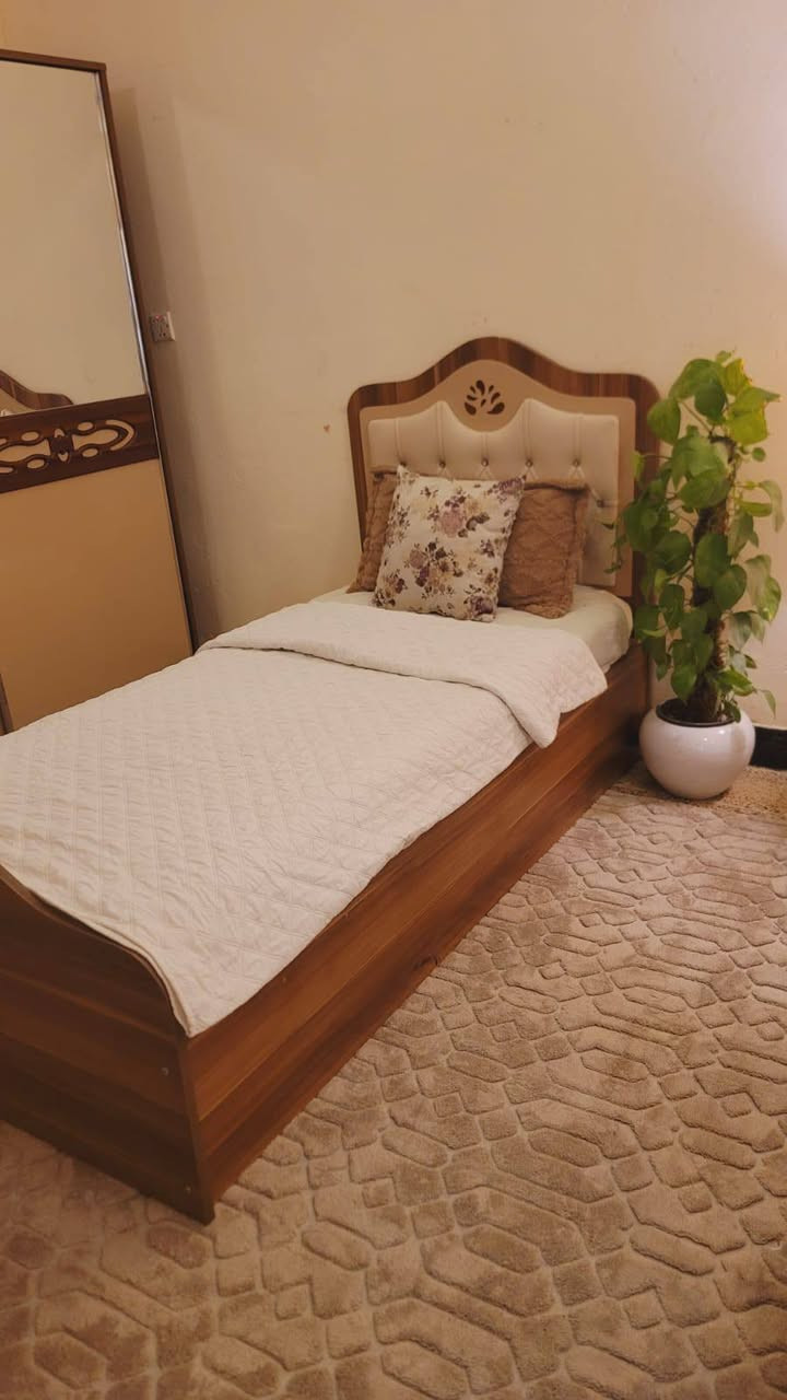 سرير نفر وكنتور تركي
نظيفات جدا ب325
*********** واتساب
