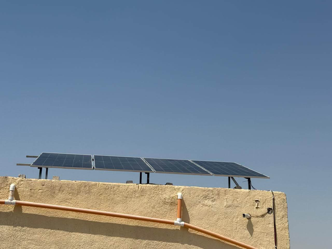 تم تنصيب متكاملة في بيت الأخ حسام حسين عبيد – قرية الشديدة ⚡🌞

✅ القدرة التشغيلية:
🔹 8 أمبير نهاري
🔹 6 أمبير ليلي
لتوفير كهرباء مستقرة وتشغيل الأحمال المنزلية بكفاءة عالية طوال اليوم.

🔧 مكونات المنظومة:
✔️ Itel  Inverter  4k بضمان 3 سنوات
✔️ Itel Lithium Battery  5kwبضمان 5 سنوات
✔️ LONGi Solar Panels بضمان 15 سنة

🌟 ودّع معاناة انقطاع الكهرباء وارتفاع استهلاك المولدات، واستمتع بطاقة نظيفة واقتصادية تعمل بكفاءة وثبات على مدار الساعة.

📈 أداء موثوق
🔋 خزن طاقة عالي
☀️ استثمار طويل الأمد
💰 توفير حقيقي في المصاريف الشهرية

للحجز والاستفسار عن منظومات الطاقة الشمسية بمختلف الأحجام والمواصفات، راسلنا الآن واختر الحل الأمثل لمنزلك أو مشروعك.

الطاقة الشمسية اليوم ليست رفاهية… بل استقلال وراحة وأمان للمستقبل. 🌞⚡

للتواصل 
مهندس حمزة:***********
مهندس عباس:***********
