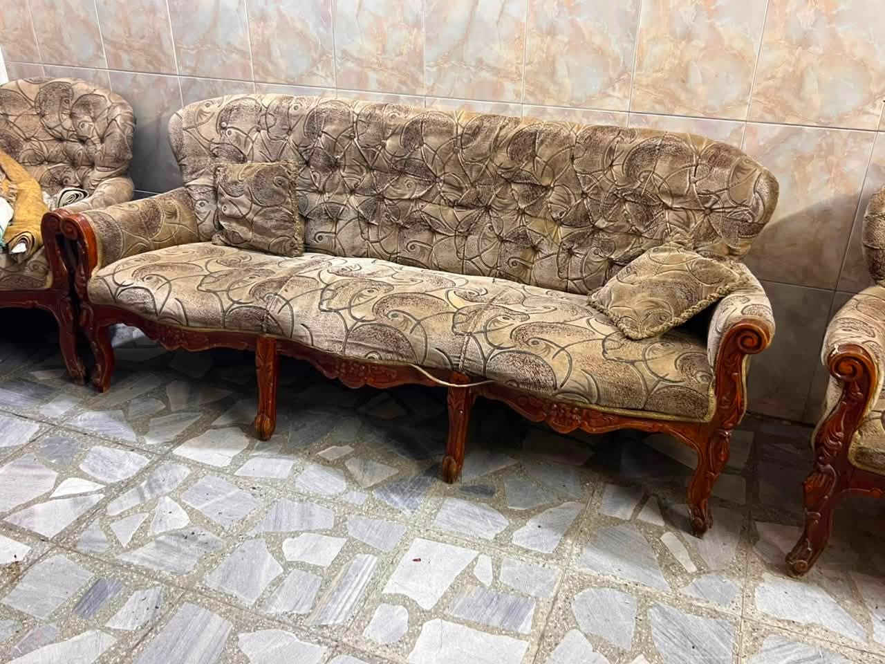 للبيع تخم كلاسك نضيف مع ميز بلازما بسعر100الف
الرقم ***********
