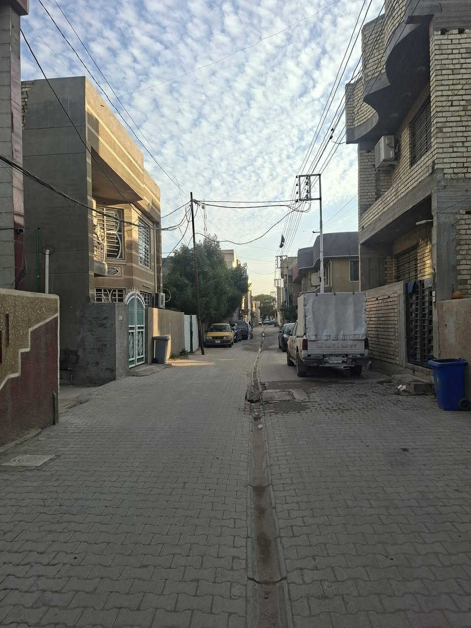 السلام عليكم دار زراعي ١٠٠ متر حديث بسعر مناسب بناء سنة ٢٠٢٣  وقف ذري منطقة السبع ابكار قرب حسينية الحجاج موقع قريب عالسدة  يحتوي على ٤ غرف نوم وصالة ومطبخ وبه نقوصات بسيطة واجهة غير ملبوخة وغرفتين ودرج بدون كاشي ،بناء درجة اولى اساس رفت ١ متر جدا عالي عن الشارع اضافتا شارع ٨ متر مقرنص مع كافة الخدمات للاستفسار الاتصال على الرقم *********** متوفر وتساب
