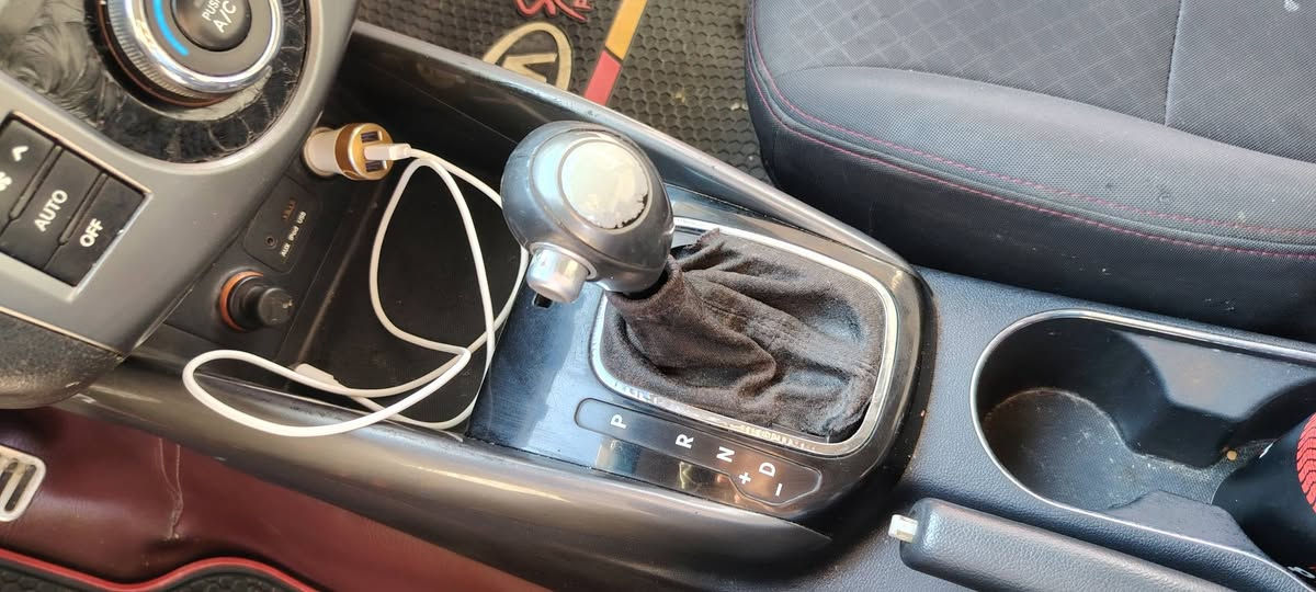 سلام عليكم َمن رخصعه مدير الكروب كيا سي رات موديل 12  مكينه الف وستميه دكشن عالي كير 6 نمرشفتات بل ح  الستيرشاير بل المري تخم تاير جديد صدر امامي وخلفي حساس خلفي جديد هزه ما خلصانه سنويه ما خلصانه السياره بيها ربع بنيد فقط سياره بسمي تريد تحويل تريد وكاله  العنوان واسط صويره الرقم ***********
