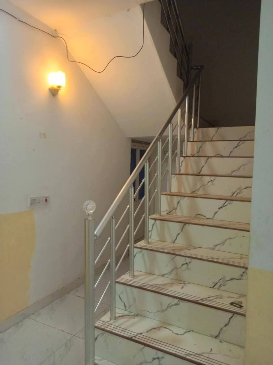 🏡 يا الله... فرصة مميزة للبيع في مجمع الزهراء النموذجي 🏡
يتوفر دار للبيع في مجمع الزهراء النموذجي بمساحة 200 متر مربع، طابق واحد، ويتكون من:

غرفتي نوم.

صالة.

استقبال.

مطبخ.

مجموعة صحية.

كراج.

أرضية بورسلين.

💰 مطلوب للمبادرة: 85 مليون دينار عراقي.
✅ التسديد الشهري: 420 ألف دينار. ✅ الدار مؤجرة حالياً بإيجار شهري قدره 350 ألف دينار، مما يجعلها فرصة مناسبة للسكن أو الاستثمار.
📞 للراغبين بالشراء والاستفسار، مراجعة مكتب الشهد للعقار في حي المعلمين مقابل مصرف المتحدة للاستثمار، أو الاتصال على الأرقام التالية:
***********
***********
