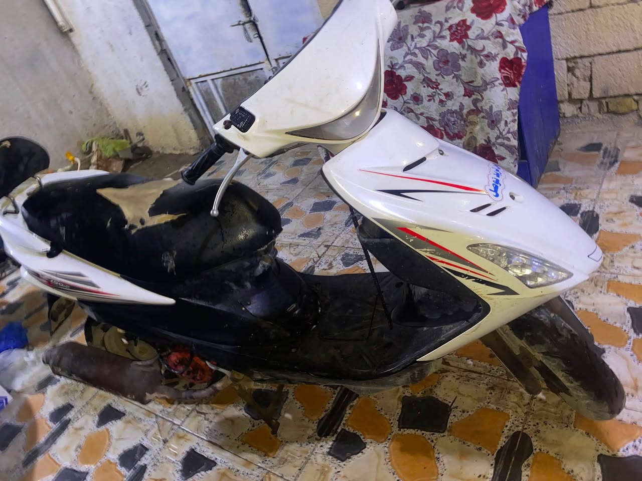 سلام عليكم دراجة ماكس مضلع صيني للبيع دراجة جديدة ناقصها بس هندر فقط ما ناقصها شي كهربا كلها شغالة طوافه  بنزين لايك  أمامي أشاير  يمني يسرى بك لايت خلفي  دبل ات جدد عنوان ب بصره الرقم واتساب  أو خاص ***********  السعر 250 وبي مجال

