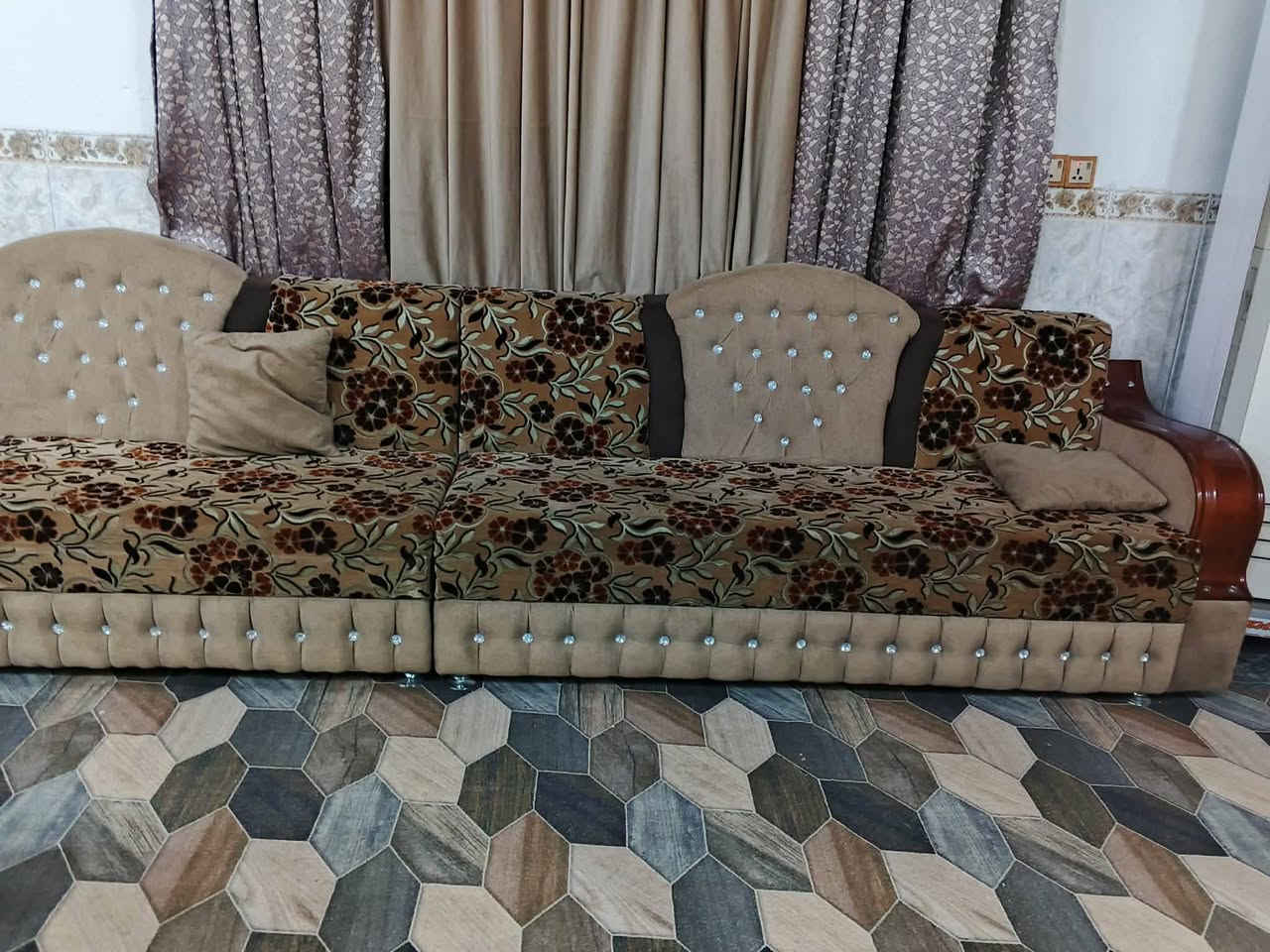 ديوان تزكام درجة أولى نظيف اخو الجديد ١٧ متر معمل ومعرض احمد السلطاني العنوان بابل الحمزة الغربي مجاور مكينة الثلج رقم الهاتف ***********
