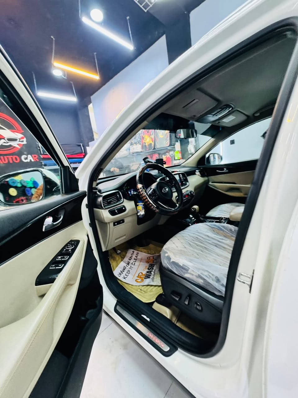 السلام عليكم ورحمة الله وبركاته
سيارة سورنتو للبيع ٢٠١٧ 
سيارة فول من عدا البانوراما 
٦ سلندر رقم بغداد سنوية بااسمي شرط التحويل .
موصفاتها…..
١- إشارة ترحيب عندا الدخول 
٢- مري شفط + اشاير بلمري 
٣- ثلاث قطع تبريد 
٤- سبعة راكب 
٥- صندوق كهربائي 
٦- كشن كهربائي 
٧- تحكم استيرن 
٨- زراكات ماصدات 
٩- حساس امامي خلفي 
ملاحظة : بيها بارد بسيط بجاملخ الخلفي بدون صبغ 
العنوان ديالى بعقوبة 
السعر $229  بيها مجال شي بسيط 
*********** وبي واتساب
