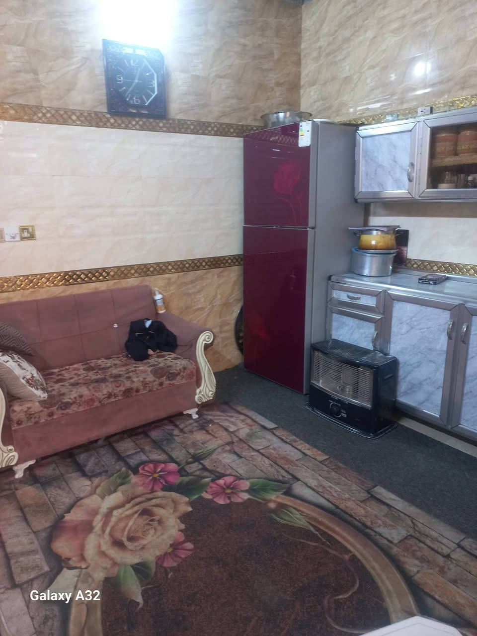 السلام عليكم ورحمة الله وبركاته البيع بيت ٢٠٠متر طابقين الطابق الاول ستقبال ومطبخ و حولي و غرفة نوم وحمام وترك خلفي الطابق الثاني ٣ غرف نوم و صحيات على شارع ٢٥ في قرية الانتصار مقابل مستشفى حماد شهاب السعر ٩٥مليون الاتصال على الرقم ***********
