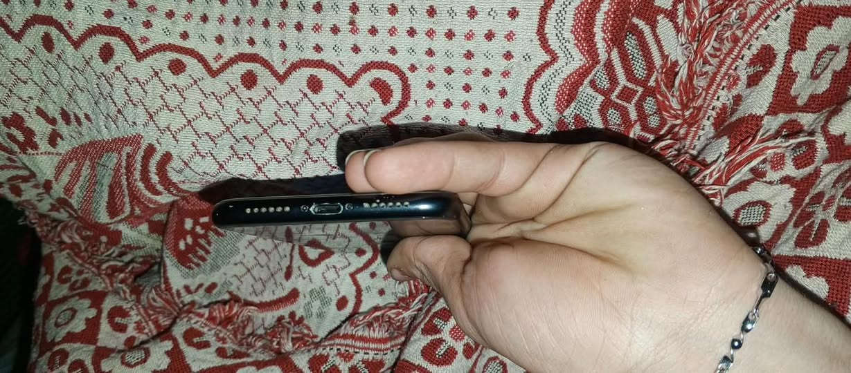 سلام عليج آيفون xr للبيع اخو جديد كلشي نضيف برغي ما مفتوح بي يوصلك جهاز الباب البيت اتفتحه وتفحصه إذا بي شي يرجع عليه كلشي بلادي ما داخل صيانه بطاريته 77 سعر 150 رجائاً المو شراي لا يدخل ولا يعلق لان مو حلوه من ارزلك كبال العالم رقم تواصل *********** وتساب فقط أو خاص💕
