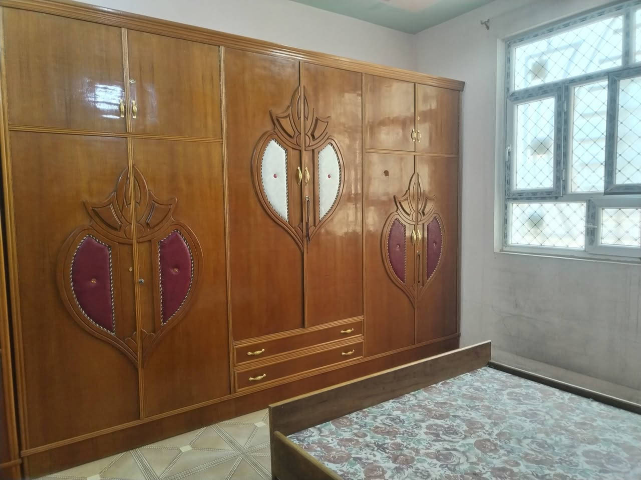 سلام عليكم غرفه نجاره تسكام مكان طوريج لبيع لستفسار تصال عل رقم *********** او مرسال وات
