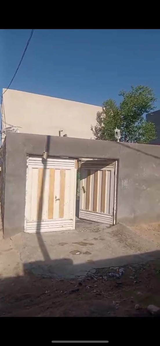سلام عليكم بيت للبيع 100متر صاله وغرفه ومطبخ وصحيات وبي مساحه فارغه مثل مموضح بل فيديو قريب على الشارع زراعي 25 مواقع حر اصغير حي الزهراء 
تصال ‭
 ***********
