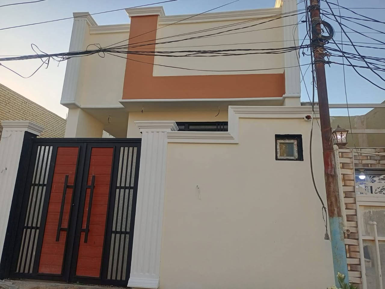 بيت ١٠٠ متر حي ميسان بناء جديد
درجه اولئ صب كونكريت طابق واحد منطقه ٢٣ شارع ٨

يحتوي على غرفه وصاله ومطبخ واستقبال وصحيات داخليه وخارجه

السعر ١٠٥ وبي مجال

للاستفسار الاتصال ع رقم ***********
