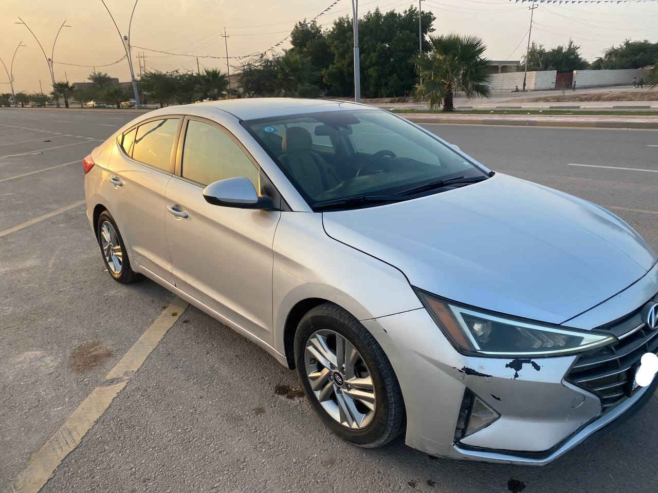 ​ للبيع أو المراوس بسيارة عاليه حديثه
هيونداي النترا 2020 
 ب اسمي 
السعر ب ١٣٥ ورقه 
​رقم إنكليزي 
تواصل ‏‪***********‬‏

وارد ​امريكي

​
​المحرك: 2.0L 
​المسافة المقطوعة: 97 ألف ميل.
​اللون: فضي (سيلفر) لامع ومميز.
​أنظمة القيادة: 3 وضعيات قيادة (Normal, Sport, Smart) 
​ الأنظمة الذكية والأمان:
​ الرادارات: رادار النقطة العمياء (جانبي) + رادار تحديد المسار.
​ الترفيه: شاشة كبيرة أصلية تدعم Apple CarPlay و Android Auto.
​الكاميرا: خلفية عالية الدقة مع خطوط توجيهية.
​ التحكم: تحكم ستيرن كامل، مثبت سرعة، وبلوتوث.
​ الأمان: نظام مانع الانزلاق (Traction) وحساسات ضغط الإطارات.
​ حالة السيارة (للأمانة):
​الضرر: (بنيد وجاملق) فقط، 
​الداخلية: نظيفة جداً مع كشنات مغلفة بالكامل للحماية.
