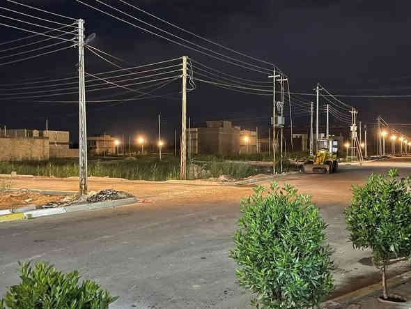 دار للبيع 
بيت للبيع 
للبيع بيتين تونات – بناء حديث في مجمع الضباط السكني / شارع المطار

المواصفات:
 • عدد البيت: 2 (تونات)
 • المساحة: 100 م² لكل بيت
 • عدد الطوابق: 3 طوابق لكل بيت
 • الواجهة: 6.75 متر
 • النزال: 14.82 متر
 • نوع الأرض: زراعي – سند 25 مشمول بقرار التطويب
 • عمر البناء: سنة واحدة فقط
 • جميع الطوابق مكسوة بالمرمر الفاخر

التقسيم الداخلي:
 • مطبخ
 • صالة
 • هول
 • 4 غرف نوم
 • 3 حمامات

مميزات العقار:
 • يقع في مجمع الضباط السكني خلف جامعة المشرق – شارع المطار
 • المجمع محاط بسور ويوجد سكيورتي للدخول
 • تتوفر كافة الخدمات: ماء، كهرباء، مجاري، تبليط

سعر البيت الواحد :-  225,000,000 دينار .
ملاحظة : كل بيت يحتوي على بردات وكاونترات وسبالت جديدة ثابتات .

للاستفسار والتواصل:
أبو ياسر – ***********
