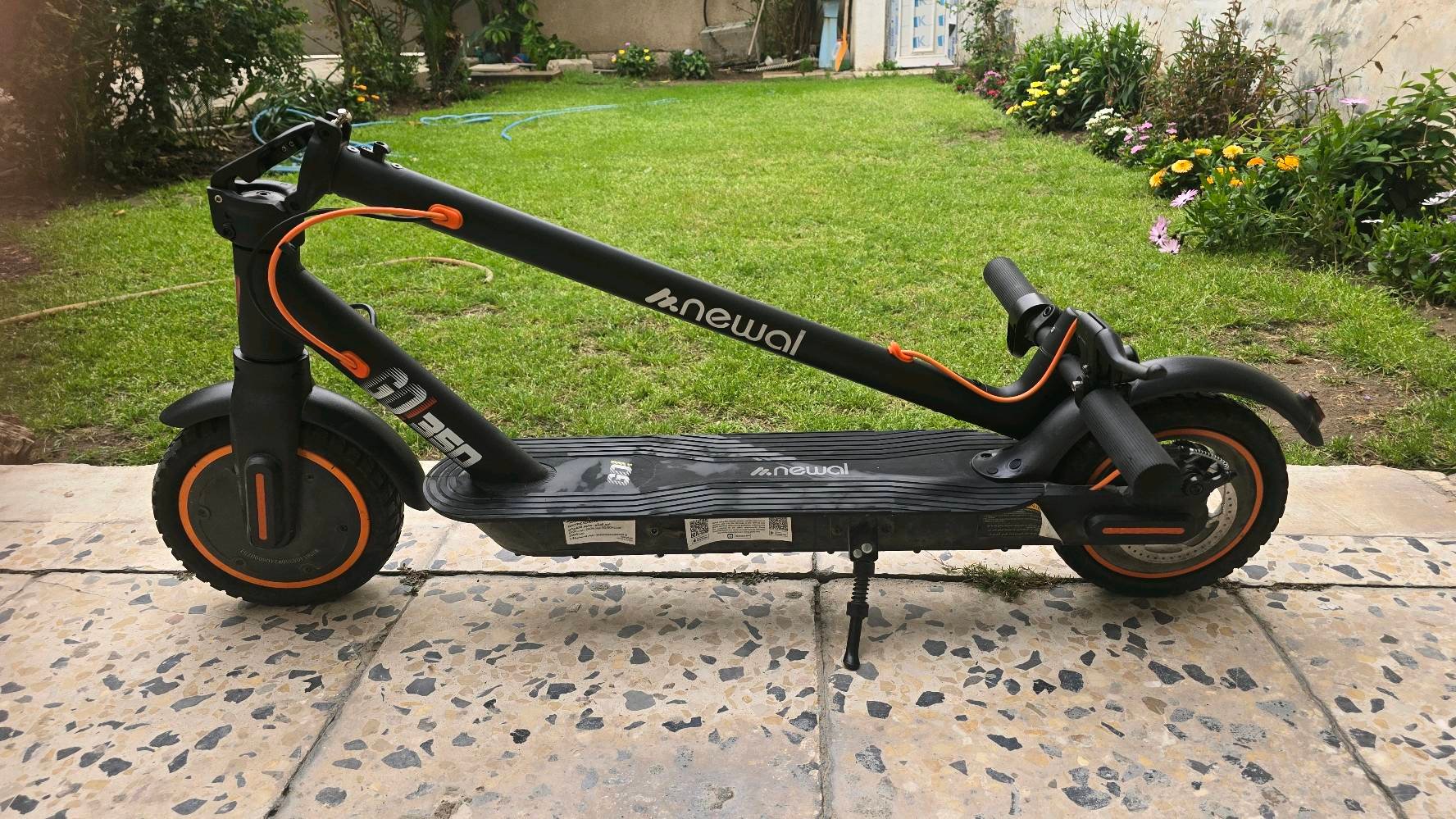 محرك قوي 350 واط (Brushless)

بطارية 7.8 تدوم حتى 25 كم بالشحنة

يدعم تطبيق Minirobot للتحكم الكامل بالسكوتر (عرض

السرعة، البطارية، القفل وغيرها

إطارات ممتصة للصدمات مناسبة لجميع الطرق

شاشة عرض / لوحة تحكم متعددة الوظائف

مزود بنظام فرامل ABS مانع للانزلاق ثبات وأمان عالي

مناسب للدوام والمشاوير اليومية اقتصادي وسهل الاستخدام تصميم أنيق ولون أسود

الحالة مستخدم نظيف 90%
الموقع بغداد حي الجامعة 
السعر: 325 وبي مجال
للتواصل: ***********