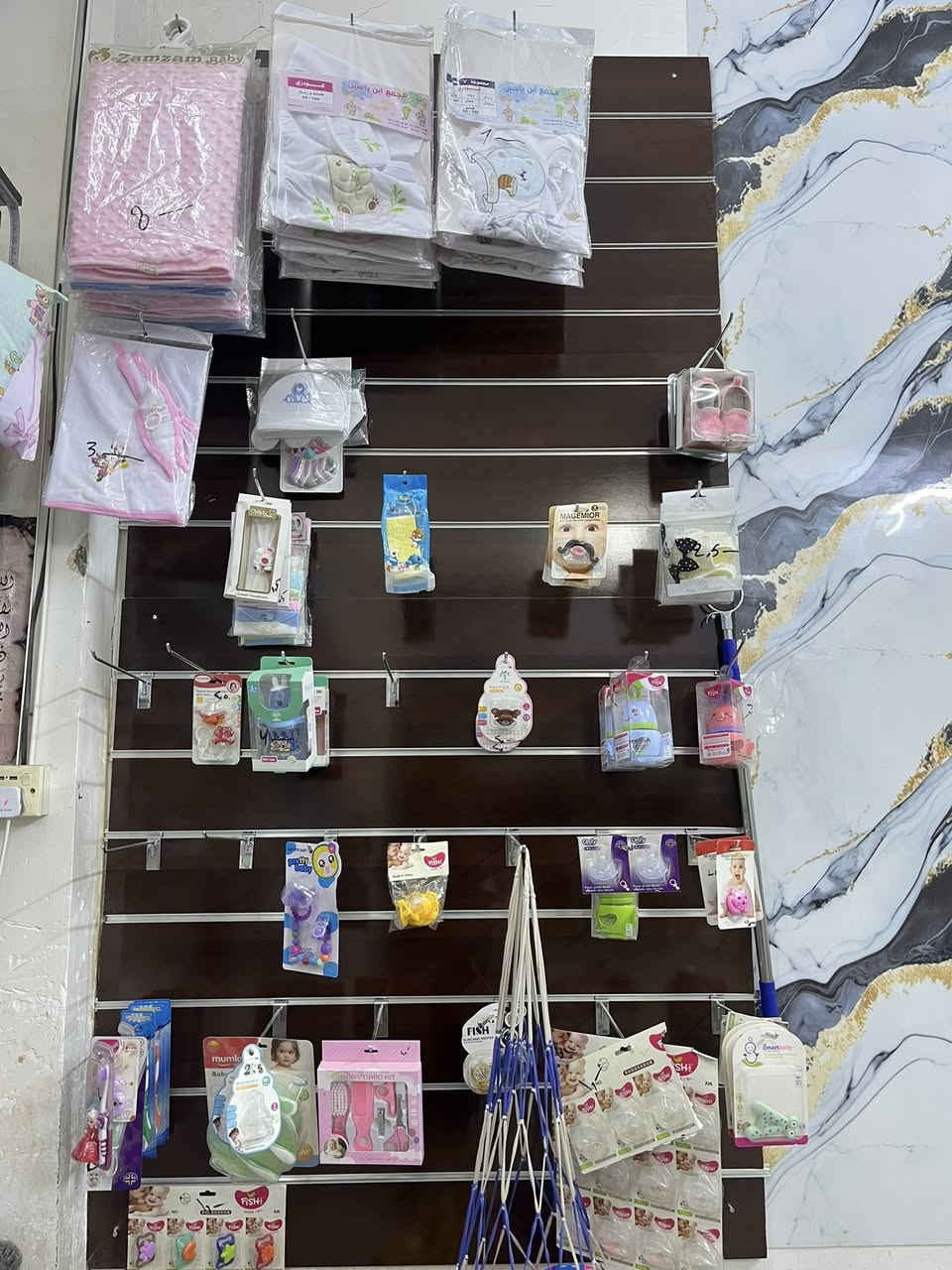 السلام عليكم 
خمس رفوف للبيع مثل ما موضح بالصوره
ولوح عارض مع ٣٠ هوك 
الوح  على قسمين الواحد ارتفاع xعرض /١٢٠x١٢٠
تفاصيل السعر على الخاص 
او الاتصال على الرقم التالي
***********
