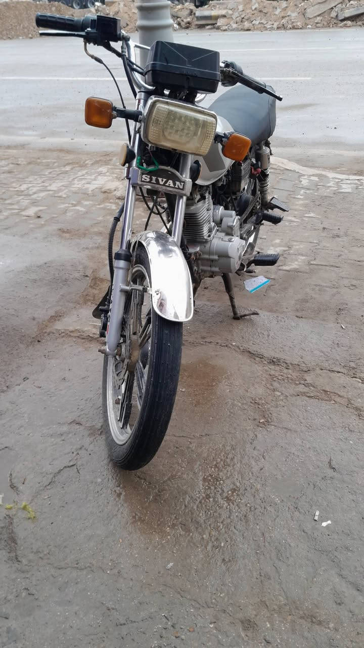 السلام عليكم دراجه ايرانيه للبيع خمسه قير كهربائياته شغاله تارات انظاف شوبليس ماكينهه لا تبخر ولا تنقص جيل 22 400 وبيها مجال مكان بلديات ***********
