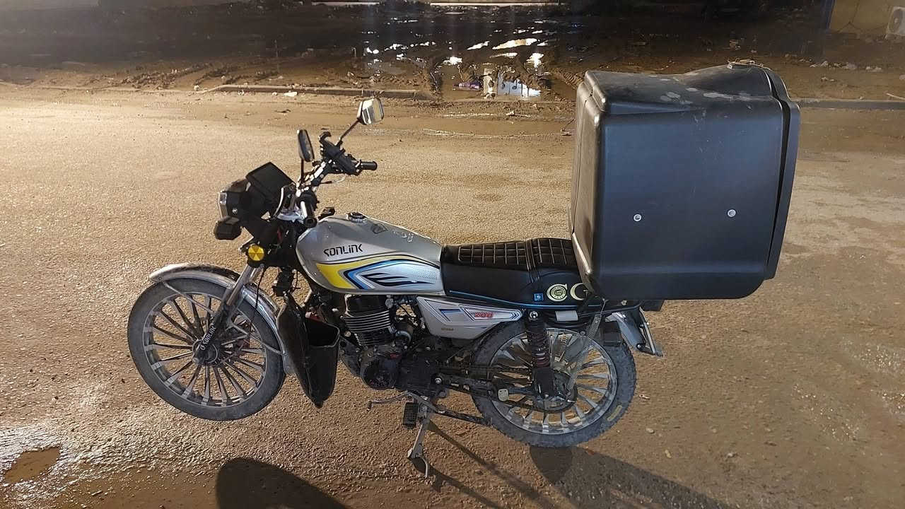 سيفان للبيع 25 ضاغطة وزنجيل ماشية 6 فقط الدراجة زيرو ماماشية مستعجل على بيعتها قفلها 950 ولحد يعامل ويكسر بيها للتواصل ***********
