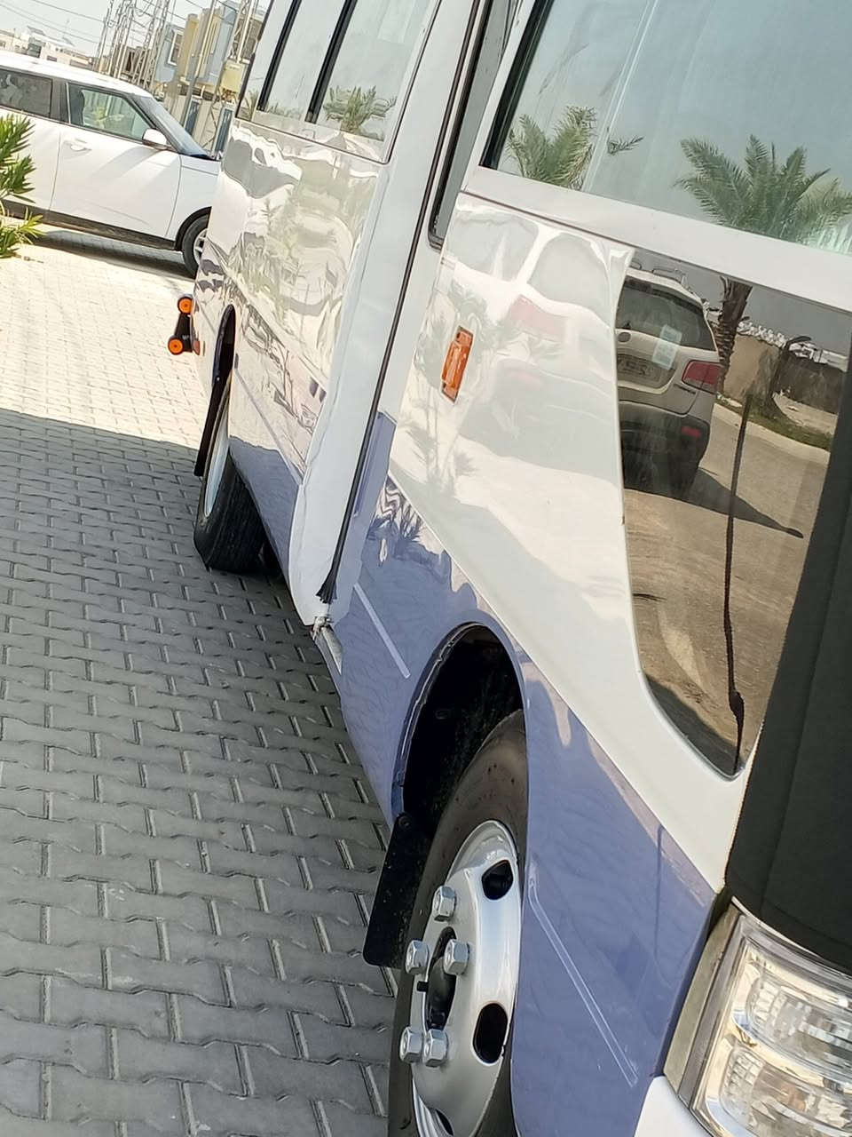 السلام عليكم
كوستر للبيع موديل 2009 
رقم بصرة انكليزي سيارة جاهزة حدادية مكينة طابوكة جديدة گير جديد اكسن بي صوت قليل تبريد خير من الله 
بيها صبغ قليل و بارد بالبچم قليل 
التواصل
*********** اثير 
*********** آسيا
