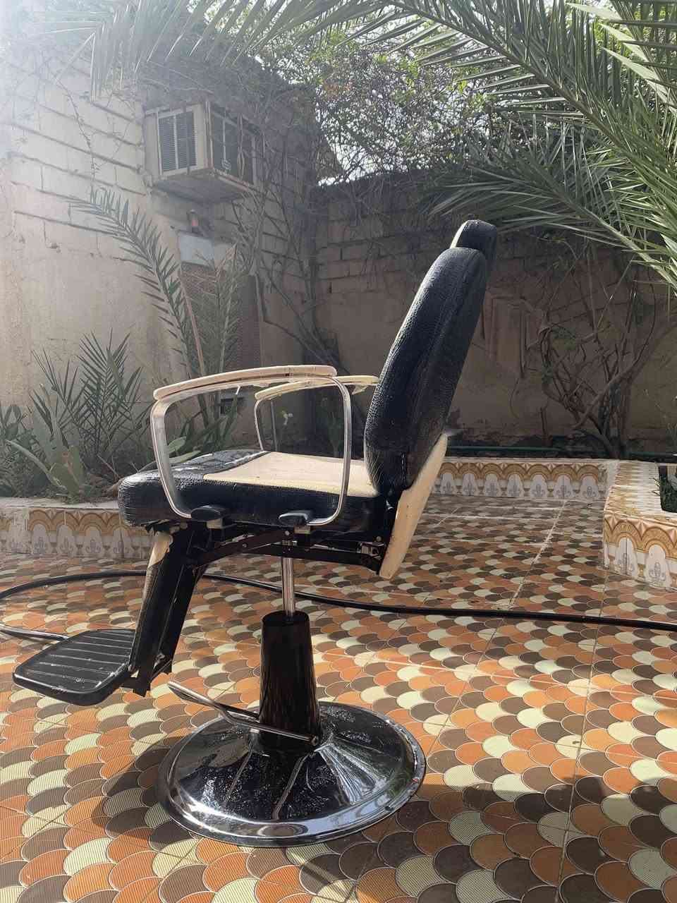 كرسي حلاقه للبيع السعر ١٠٠ ***********
