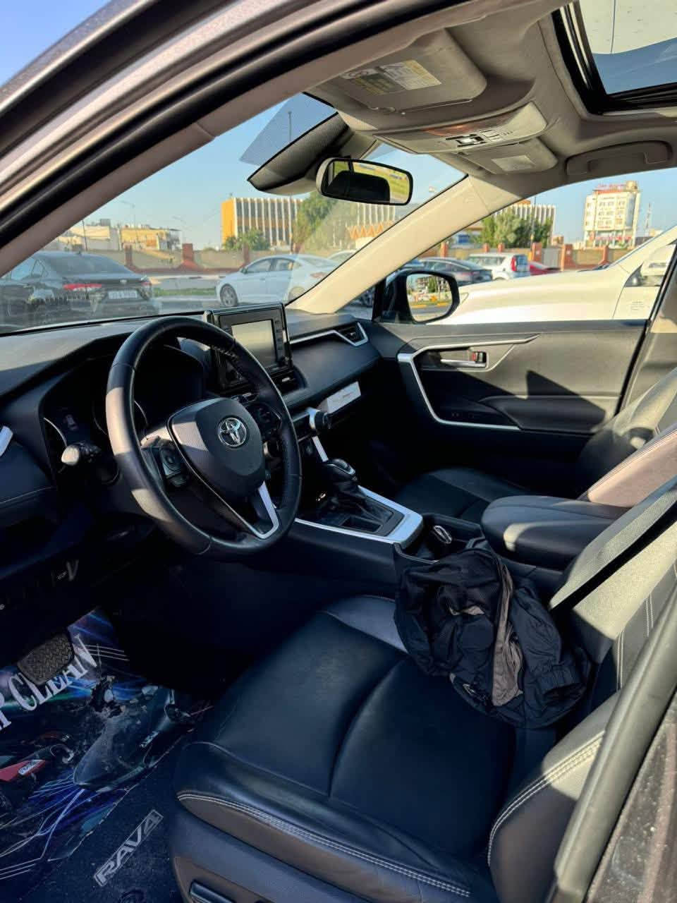 سيارة RAV 4 2021

فول مواصفات فئة XLE
بصمة 
رادار 
نقطة عمياء
كشنات جلد 
كشن كهربائي
فتحة سقف
تبريد قطعتين
3 انظمة قيادة 
اضاءة LED 
جنطة كهربائية شفط وباقي المواصفات المعروفة مال XLE 

السيارة نظيفة ماشية 36 مامفتوح بيها برغي
السيارة كلين بدون حادث وما بيها قطرة صبغ فقط دعامية امامية واكعة  سونارها موجود بالصور
السعر المطلوب 220$ وبيها مجال اليحب يشتري يتصل ويدلل
مكان السيارة كربلاء 

***********
