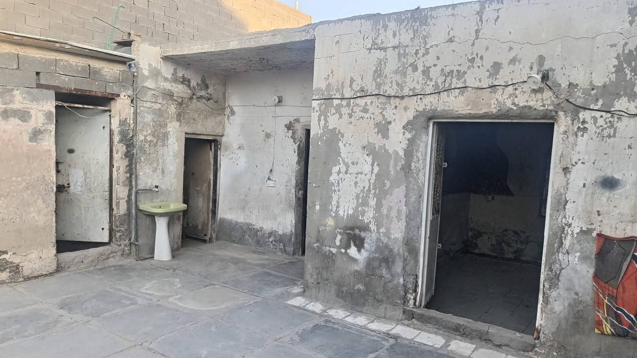 السلام عليكم بيت لليجار مكان رشاد قريب عله شارع تانكي وشارع التكاتك ايجاره  150رقمي ***********
