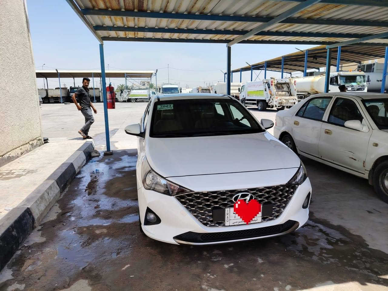 🚗 إعلان بيع سيارة: هيونداي أكسنت 2023 (خليجي فول) 🚗
​السلام عليكم إخواني الأعزاء..
​للبيع سيارة هيونداي أكسنت موديل 2023، وارد خليجي، السيارة بحالة الوكالة وجديدة كلش (استلام شركة).
​📋 المواصفات والتفاصيل:
​المحرك: 1600 (نشط واقتصادي جداً).
​المواصفات العالية:
​فتحة سقف (سلايد روف).
​نظام كبح 4 ديسكات.
​تبريد قطعتين (أمامي وخلفي ثلج).
​الرقم: رقم بصرة (التحويل ثاني يوم مباشرةً).
​العداد (المسافة المقطوعة): 60,000 كم (قابلة للزيادة البسيطة).
​الحالة العامة: السيارة مكفولة من كل شيء (عامة).
​الـبـدي: توجد بها طخات بسيطة جداً وغير مؤثرة (على وضع البلاد)، السيارة ما مصلحة.
​💰 السعر والتواصل:
​السعر: 135 ورقة (13,500$) وبيها مجال للشراي الطيب.
​مكان السيارة: البصرة.
​للاستفسار والاتصال: *********** أو المراسلة على الخاص.
​ملاحظة: السيارة فول مواصفات ومال مستخدم، جاهزة من مصد لـ مصد وما تحتاج أي مصروف. الشراي يتفضل وما نقصر وياه. البصرة, العراق
