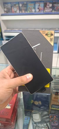 اس ٢٥ الترا ذاكرة ٢٥٦ اهو الجديد مستخدم كم وكاله السعر مليون و٣٠٠ الف ...